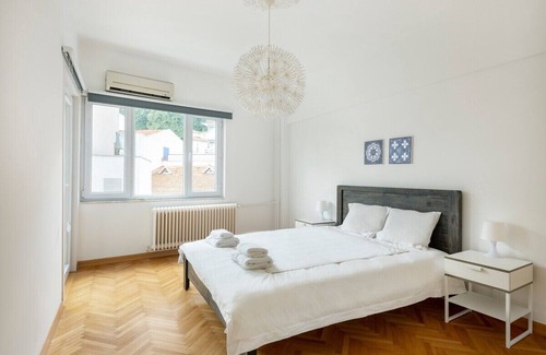 Bebek Apartment | Gorgeous 4 bed, 1.5 bathroom bright high ceiling home in the heart of Bebek