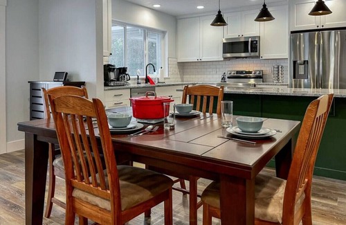 Wagon Wheel Cabin | Gorgeous 4 Bedroom Cabin w/Hot Tub in Donnelly!