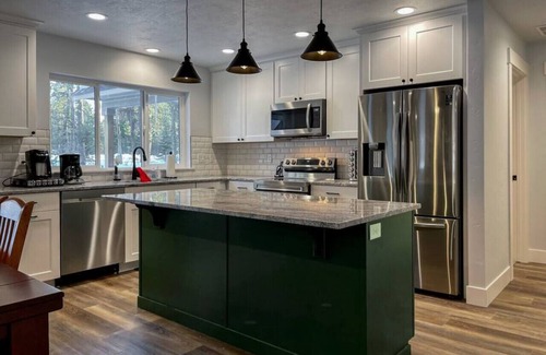 Wagon Wheel Cabin | Gorgeous 4 Bedroom Cabin w/Hot Tub in Donnelly!