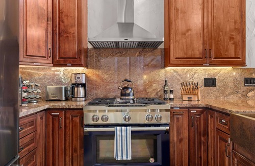 Atascadero House | Gorgeous 5-bedroom, sleeps 12, centrally located, spa, pool, spacious & relaxing