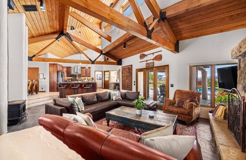 Atascadero House | Gorgeous 5-bedroom, sleeps 12, centrally located, spa, pool, spacious & relaxing