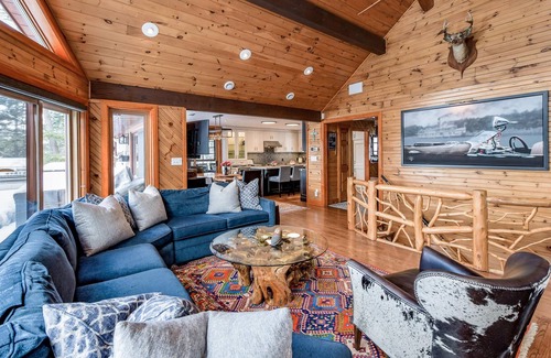 Port Carling Villa | Gorgeous 6bed 3bath cottage on Lake Muskoka! West Exposure! Beach! Hot Tub!
