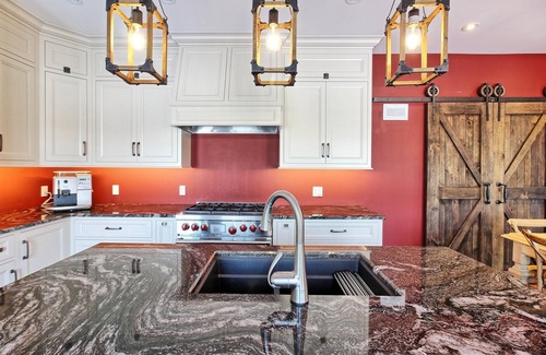 Muskoka Lakes Cottage | Gorgeous 7 Bed, 6 Bath Family Cottage on Lake Rosseau! Muskoka Room! Pool Table!