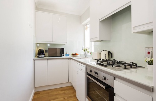 Redcliffe Apartment | Gorgeous and bright one bedroom in trendy Chelsea