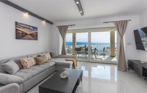 Bregi Apartment | Gorgeous Apartment In Bregi With Sauna