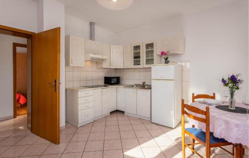 Vantacici Apartment | Gorgeous Apartment In Vantacici