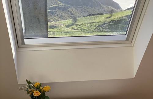 Gifford Apartment | Gorgeous Apartment with Stunning Views, Old Town. Family friendly.