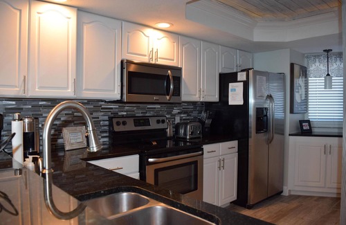 St. Tropez Condo | GORGEOUS BEACHFRONT VIEWS! FREE BEACH SET UP, PRIVATE BEACH, POOL, SPA, AND GYM