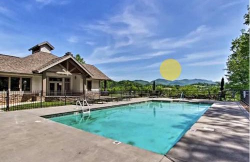 Townsend House | Gorgeous Cades Cove Condo with Community Pool