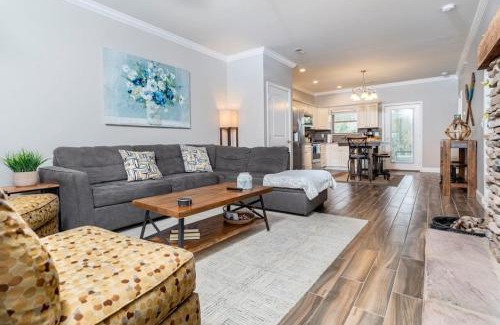 Townsend House | Gorgeous Cades Cove Condo with Community Pool