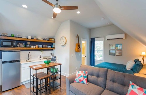 Buena Vista Apartment | Gorgeous Downtown Nashville Guest Loft with Vintage Vibes!