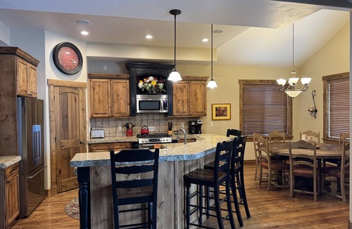 Victor House | Gorgeous Fam-Friendly: Easy access to Jackson Hole, Tetons, Targhee, Yellowstone