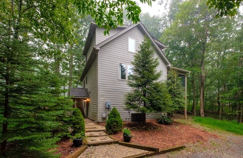 Chestnut Springs House | Gorgeous golf-front home with 2 living spaces, a fireplace, and high-speed wifi
