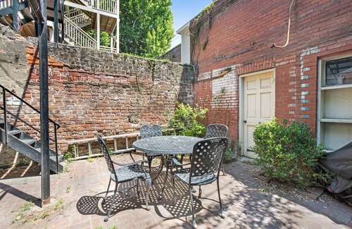 Old West Broad Neighborhood Apartment | Gorgeous Ground Level Getaway - Historic District Savannah near Forsyth Park