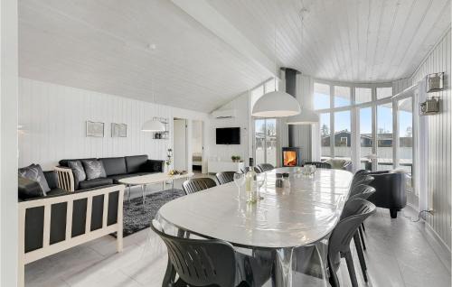 Flovt Strand House | Gorgeous Home In Haderslev With Kitchen
