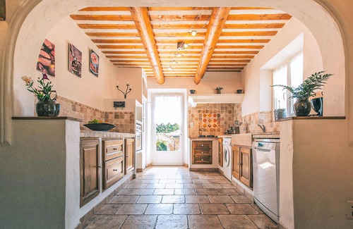 Lioux House | Gorgeous home in Lioux with WiFi