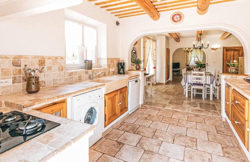 Lioux House | Gorgeous home in Lioux with WiFi