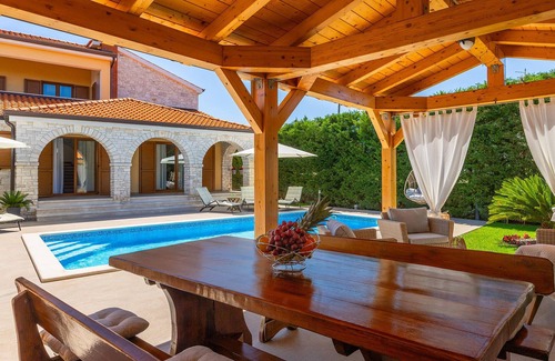 Galizana House | Gorgeous home in Pula