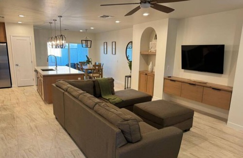 Limberlost House | Gorgeous House, King Suite, Central Location.