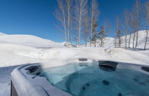 Hailey House | Gorgeous Log Cabin Close to Town with Hot Tub