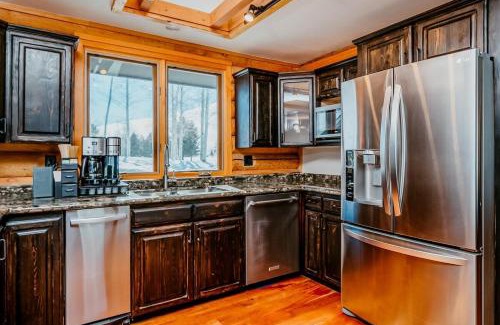 Hailey House | Gorgeous Log Cabin Close to Town with Hot Tub