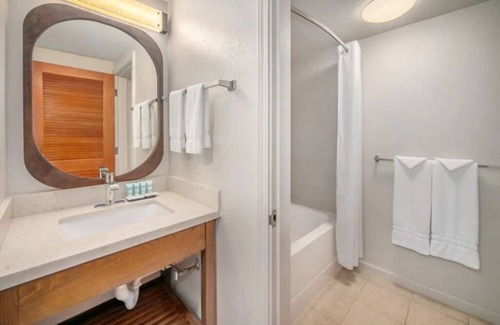 Kahului Hotel | Gorgeous Maui Beach Escape! Spacious Garden View Pool w/Pool Access