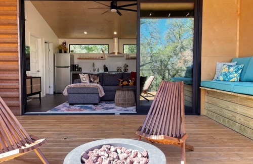 Dripping Springs Apartment | Gorgeous Modern Cabin w Heated Pool & Firepit