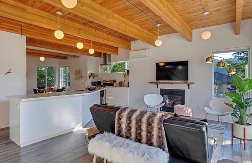 Portland House | Gorgeous Modern 3-bedroom house in Portland with AC and WiFi