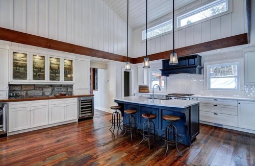 Bracebridge Cottage | Gorgeous New Build w/Main Cottage, Guest Cabin, Bunkies & Boathouse! Sunsets!