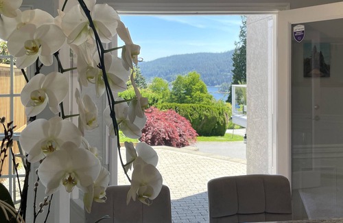 Deep Cove House | Gorgeous Oceanview House 5 min from Deep Cove