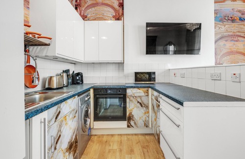 St. Helen's Apartment | Gorgeous Regal Flat in Prime London - Spacious & Unique