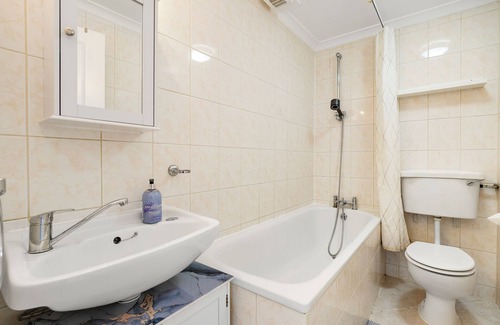 St. Helen's Apartment | Gorgeous Regal Flat in Prime London - Spacious & Unique