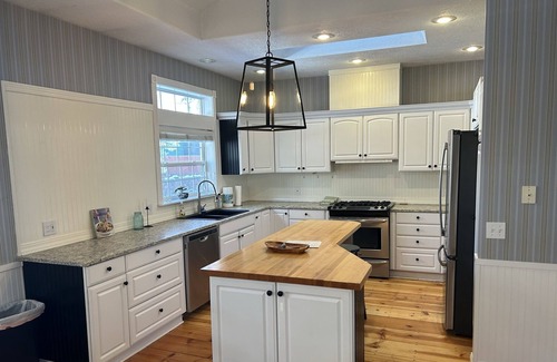 Sunset House | Gorgeous, Roomy and Quiet - North End Villa