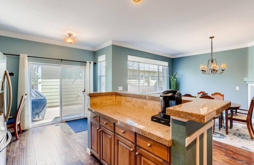 Aurora House | Gorgeous Saddle Rock 3 or 4 Bdrm on Greenspace