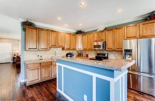 Aurora House | Gorgeous Saddle Rock 3 or 4 Bdrm on Greenspace