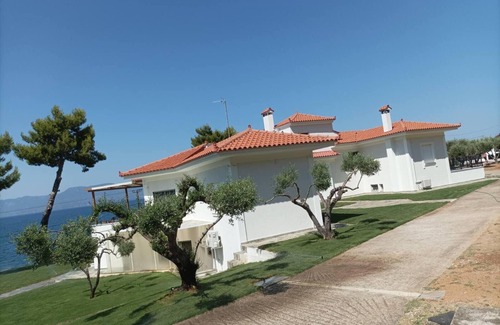 Chalcis Villa | Gorgeous sea shore villa