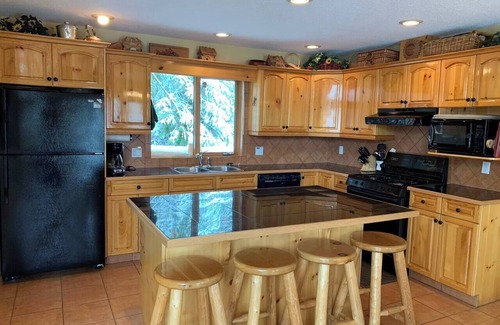 East Kootenay Ski Chalet | Gorgeous Ski In/Out Chalet. Private Hot Tub