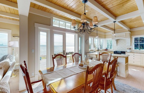 Bainbridge Island House | Gorgeous soundfront retreat with private rock beach, Seattle & Mt. Rainier views