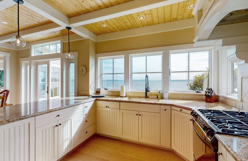 Bainbridge Island House | Gorgeous soundfront retreat with private rock beach, Seattle & Mt. Rainier views