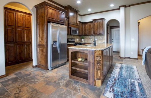Wheatland House | Gorgeous, Spacious 4 Bedroom 🏡 Minutes from Airport and Downtown ✈️