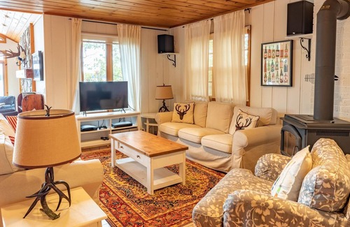 Bracebridge Cottage | Gorgeous sunsets on Lake Muskoka shoreline, 5 minutes from Bracebridge