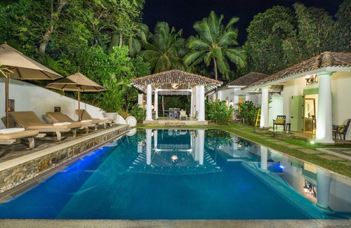 Midigama Villa | Gorgeous Villa Near Lake with Private Infinity POOL