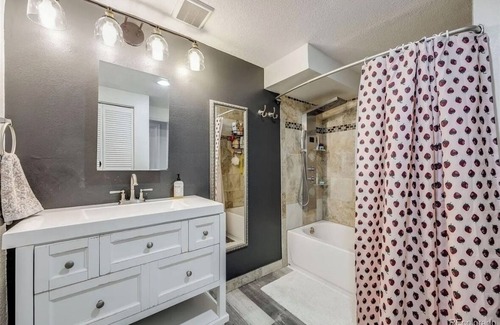 Littleton House | Gorgeously updated 5-bedroom house in Littleton with jacuzzi tub and amenities
