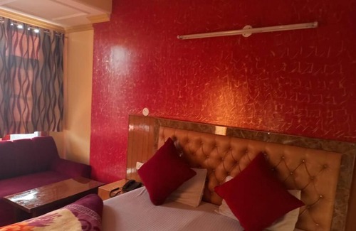 Knollswood Hotel | Goroomgo King Palace Shimla