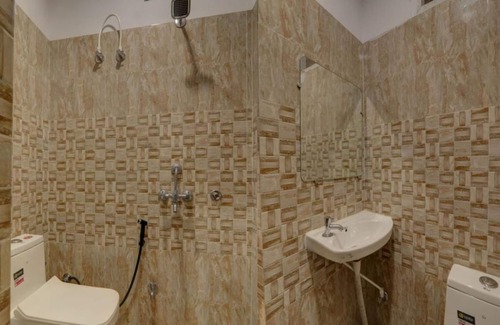 Charbagh Hotel | Goroomgo Madhav Inn Lucknow