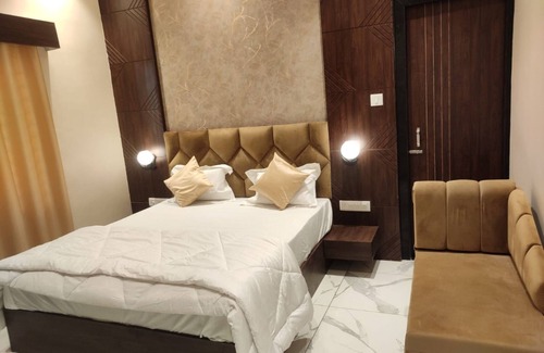 Chhabra Hotel | Goroomgo S.K. Plaza Chhabra