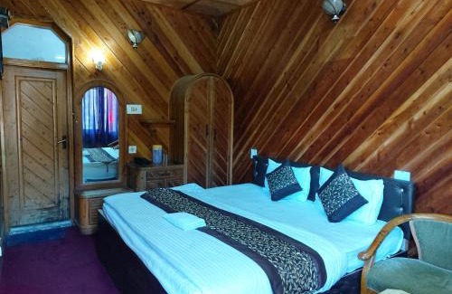 Mallital Hotel | Goroomo Hotel Lake View Mall Road Nainital - Prime Location - Best Selling Hotel