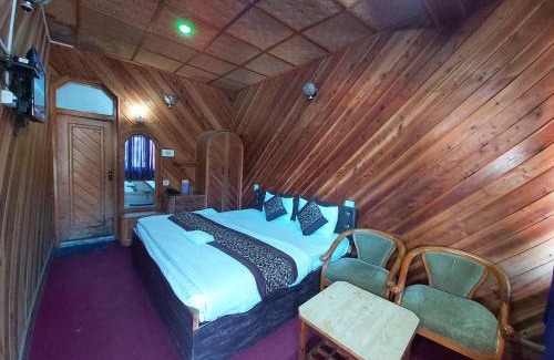 Mallital Hotel | Goroomo Hotel Lake View Mall Road Nainital - Prime Location - Best Selling Hotel