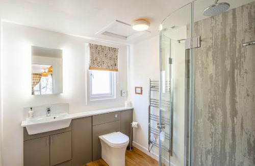 East Lewiston Apartment | Gorse Lodge 9 with Hot Tub