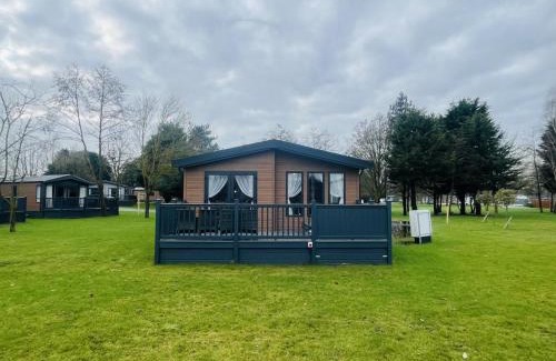 Allerthorpe Cabin | Grace Louise Retreat with Hot Tub